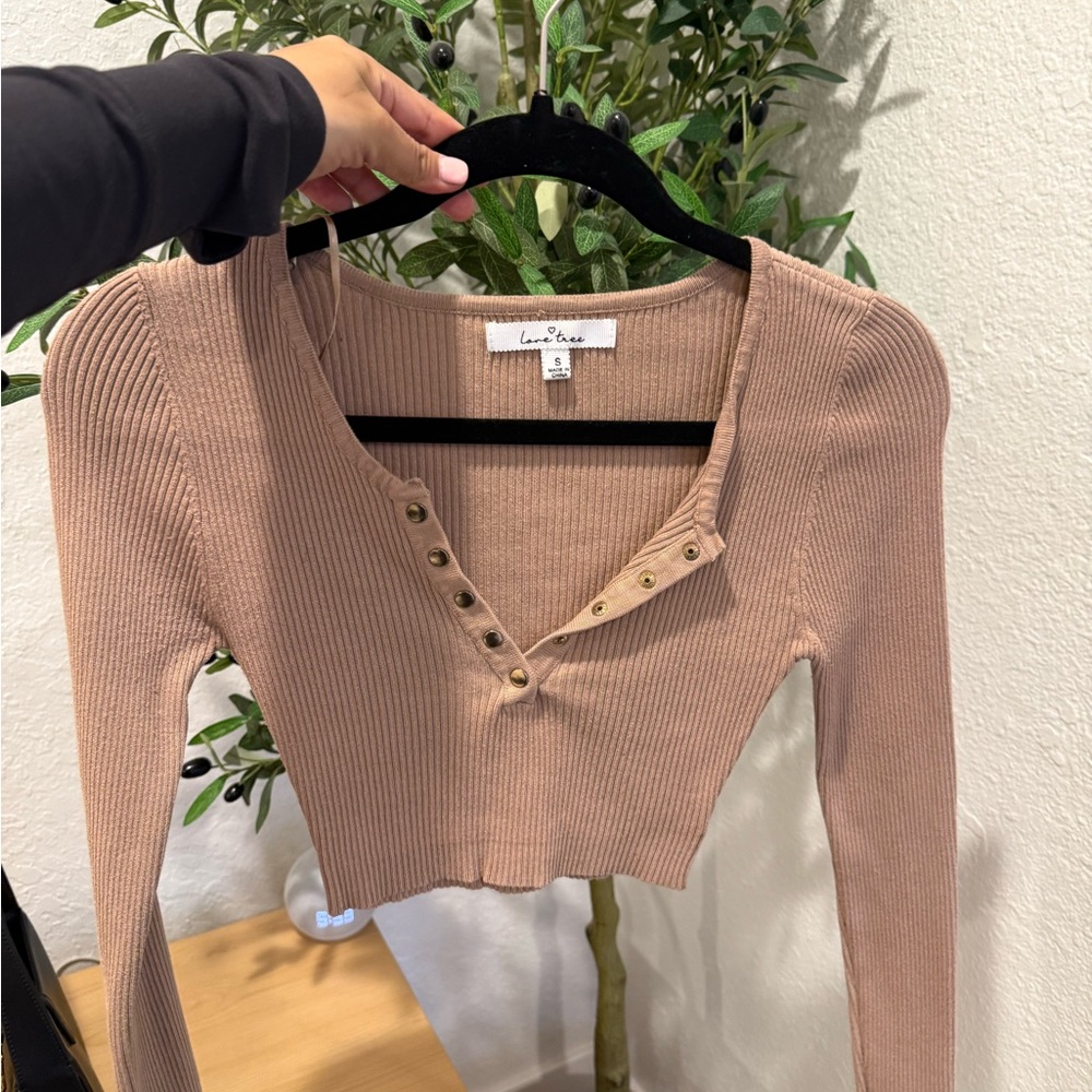 Lou & Grey Women's Tan Ribbed Button Crop Top